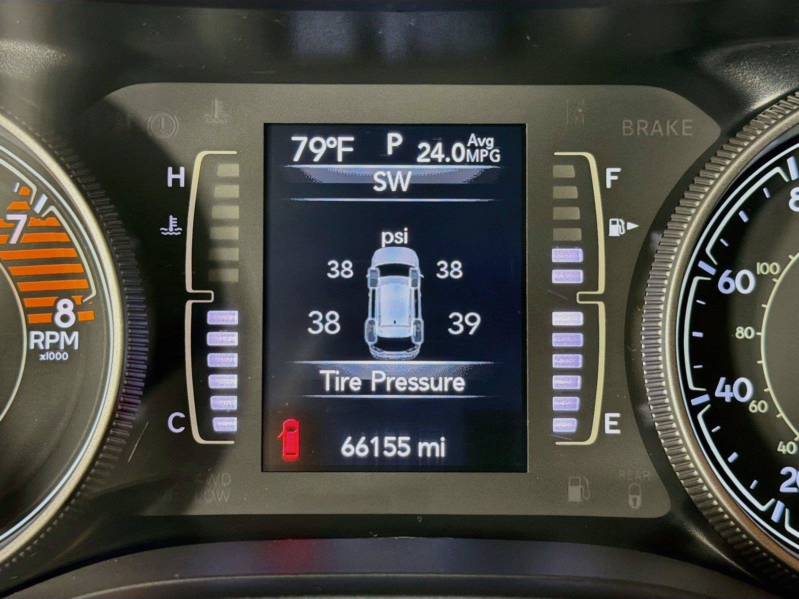 Used 2019 Jeep Cherokee Latitude Plus w/ Cold Weather Group AWD/4WD image 18