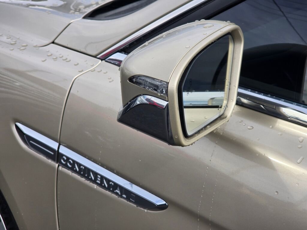 Used 2017 Lincoln Continental Select image 14