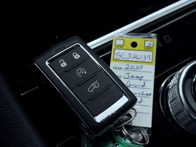 Used 2025 Jeep Grand Cherokee Limited AWD/4WD image 43