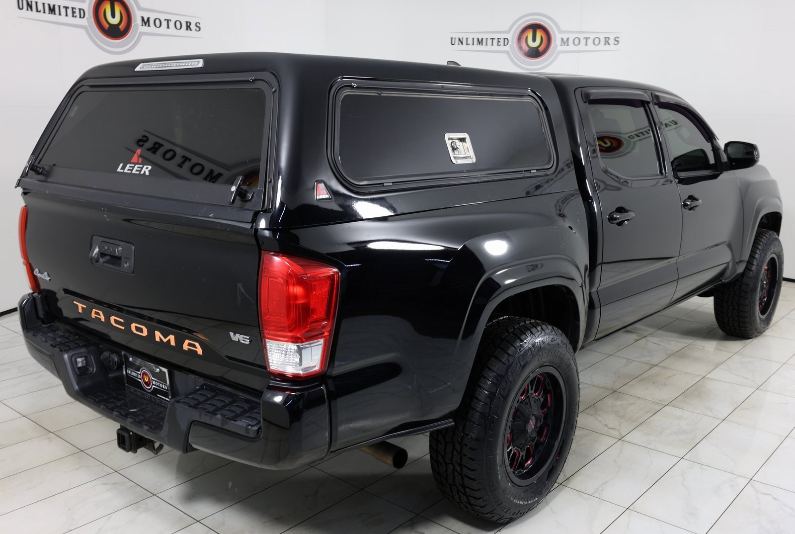Used 2017 Toyota Tacoma SR image 3
