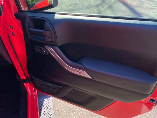 Used 2013 Jeep Wrangler Unlimited Sahara image 35