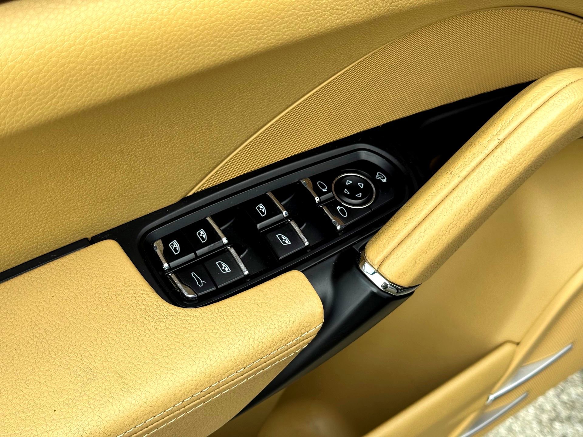 Used 2015 Porsche Cayenne S image 17