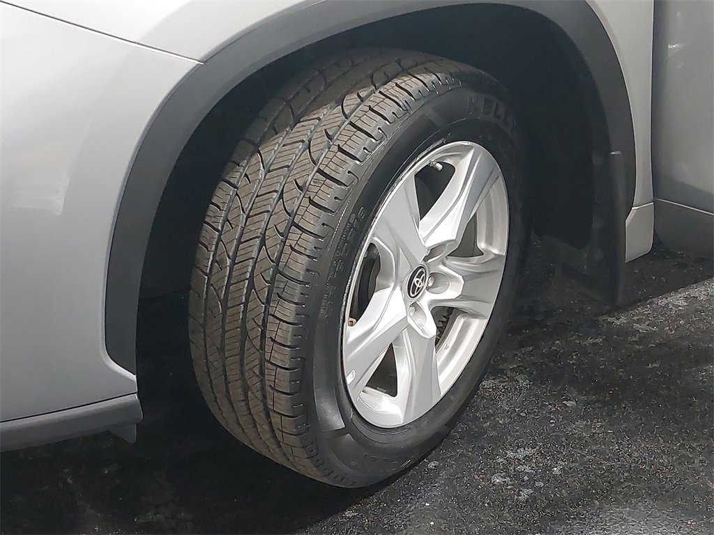 Used 2024 Toyota Highlander LE image 35