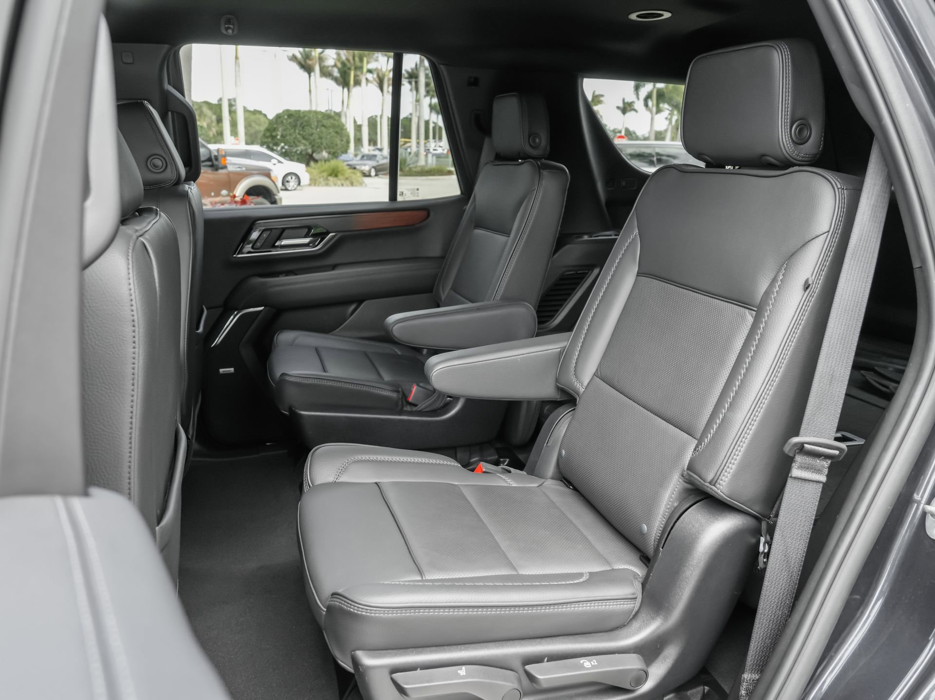 Used 2025 GMC Yukon Denali RWD image 33