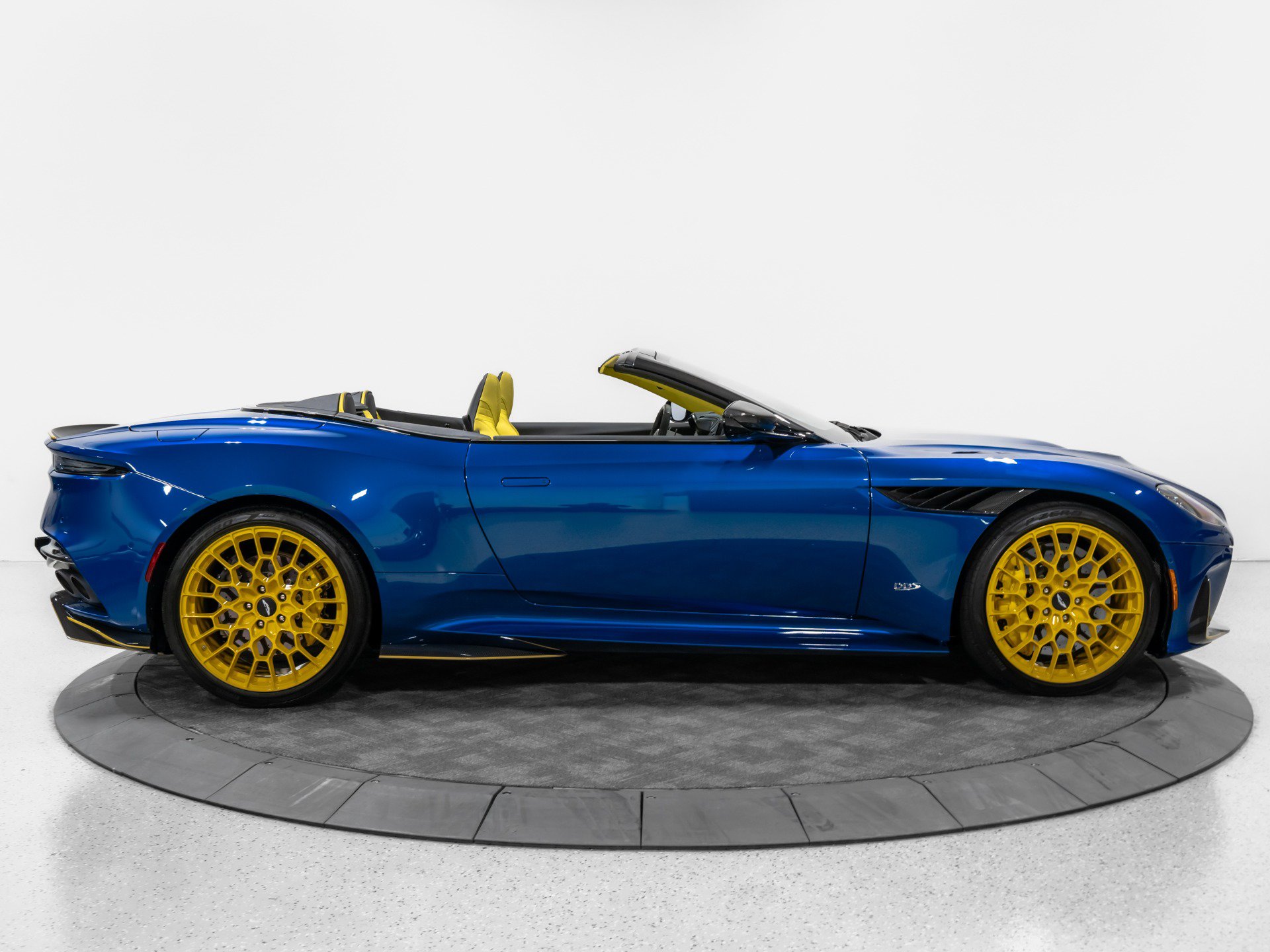 Used 2023 Aston Martin DBS Coupe RWD image 68