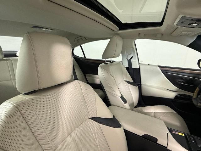 Used 2025 Lexus ES 300h w/ Technology Package FWD image 31