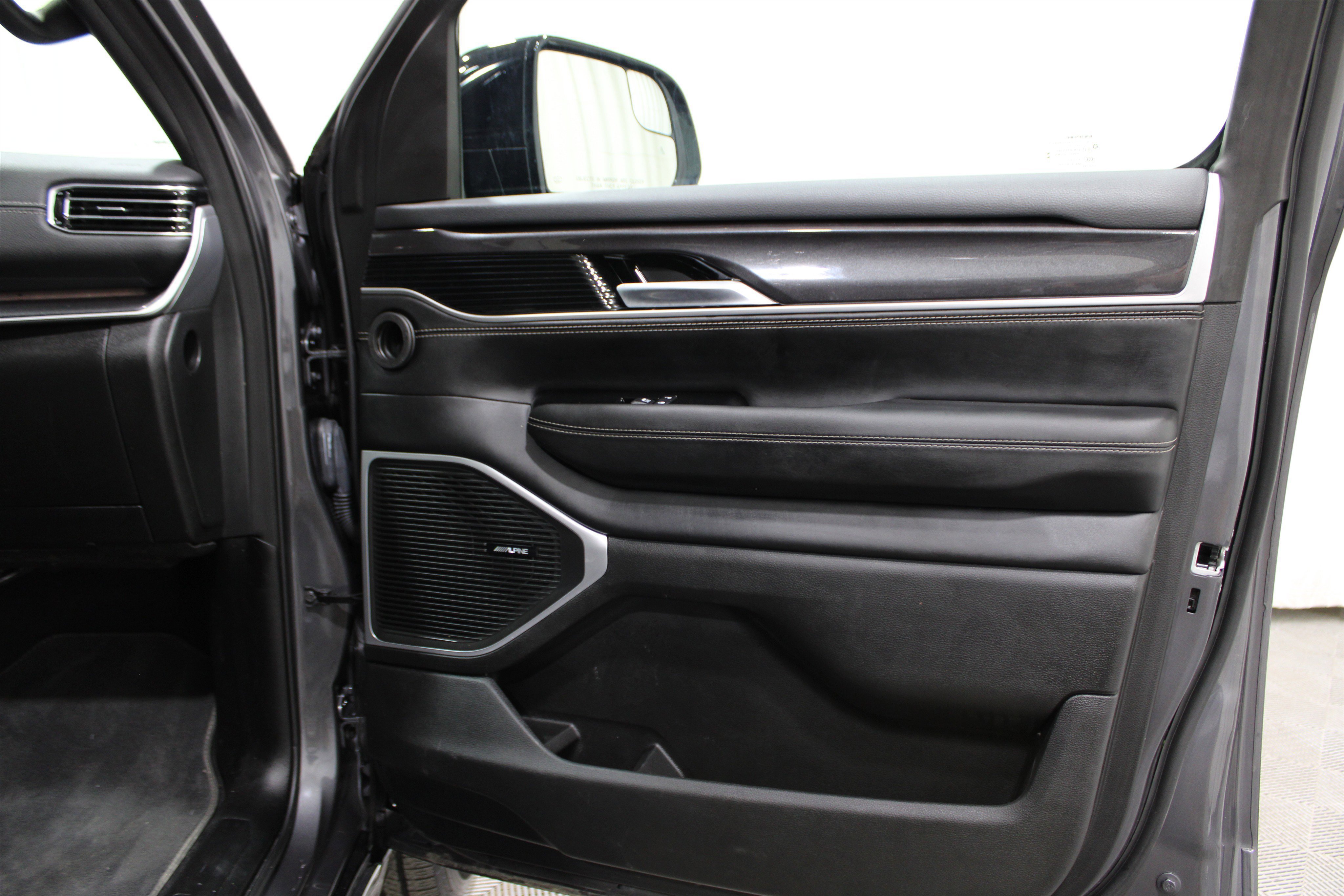 Used 2024 Jeep Wagoneer 4WD w/ Premium Group I image 34