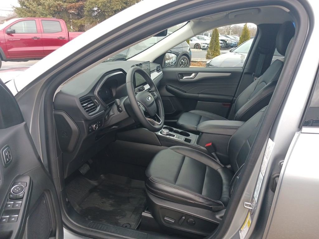 Used 2023 Ford Escape Platinum w/ Class II Trailer Tow Package image 5