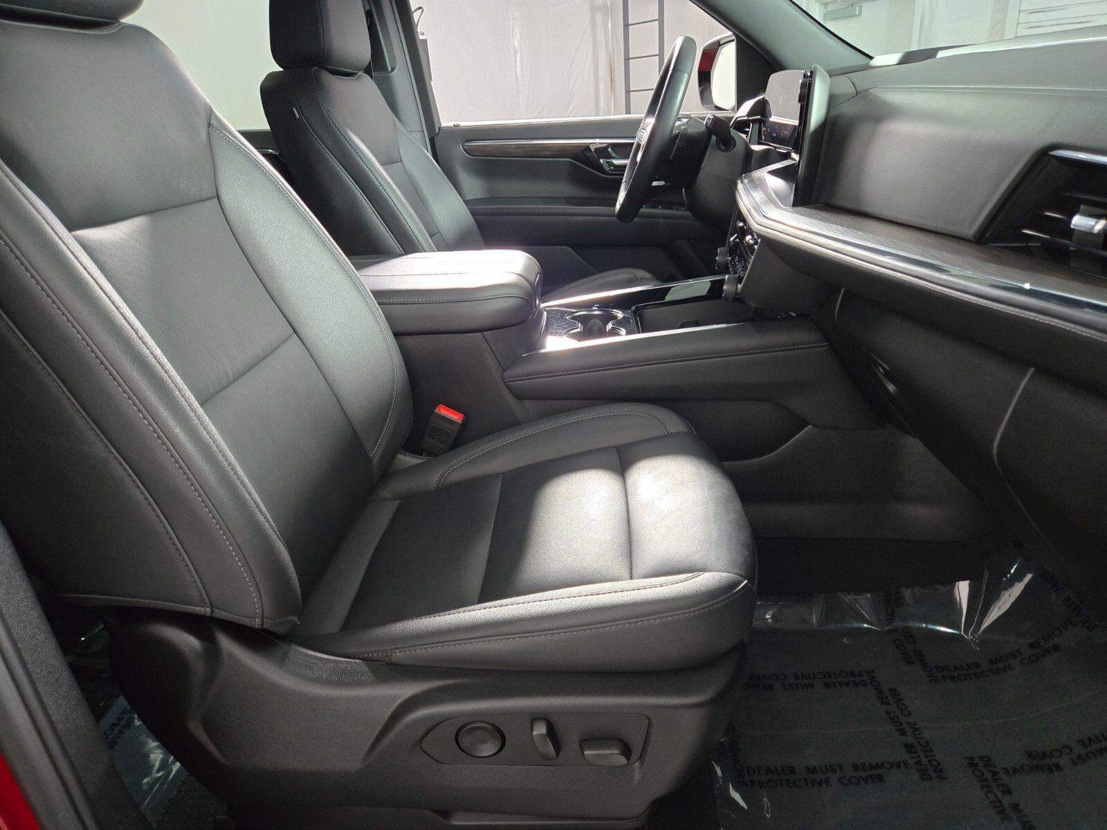 Used 2025 Chevrolet Tahoe Z71 w/ Comfort Package AWD/4WD image 3
