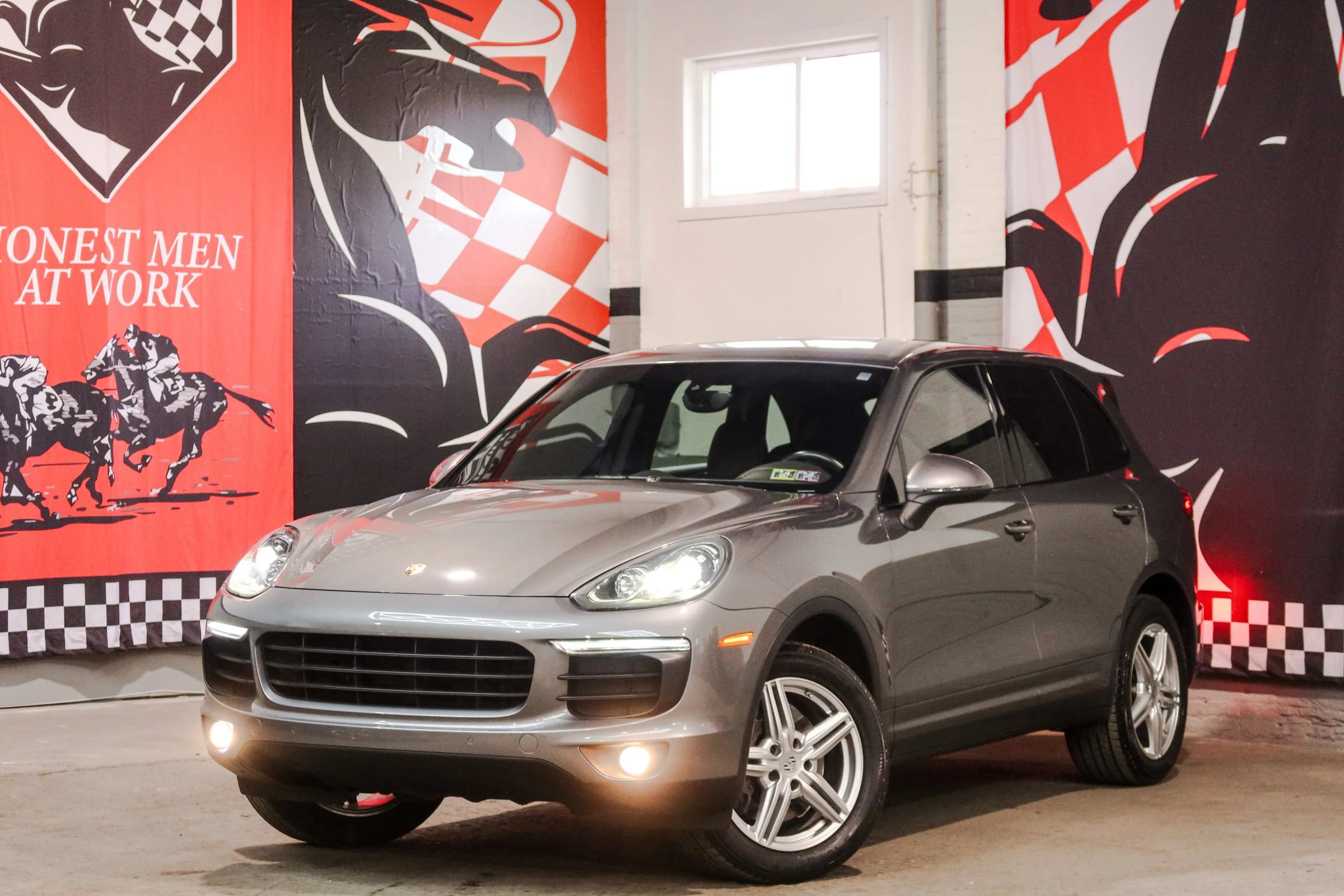 Used 2016 Porsche Cayenne w/ Premium Package AWD/4WD image 1