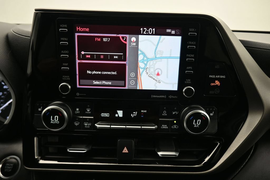 Used 2020 Toyota Highlander XLE AWD/4WD image 16