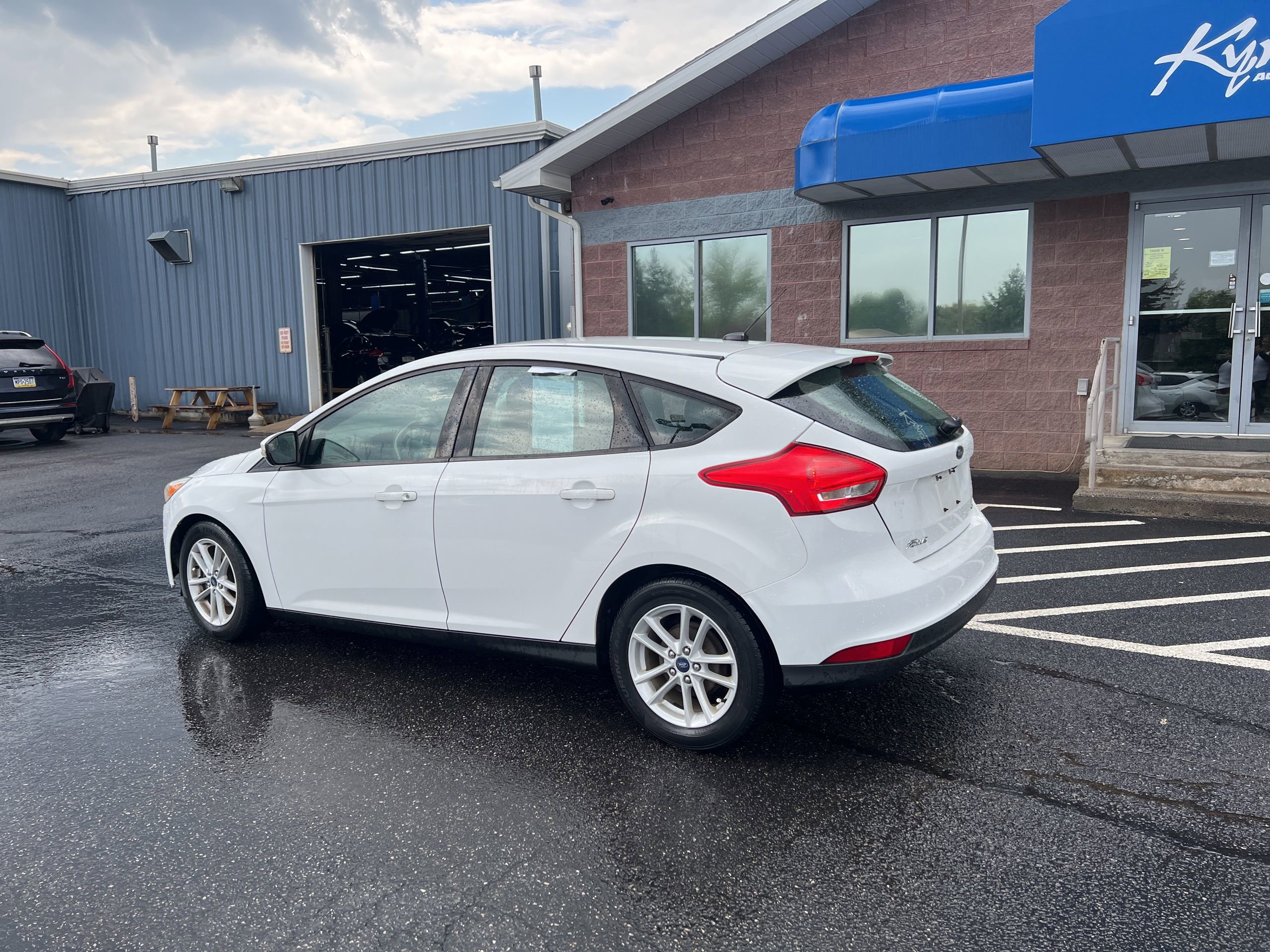 Used 2017 Ford Focus SE FWD image 4