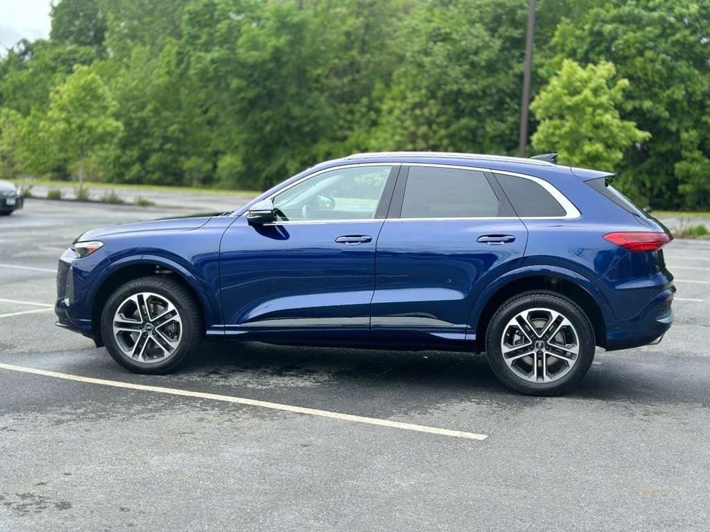 Used 2025 Audi Q5 Premium w/ Convenience Package AWD/4WD image 3