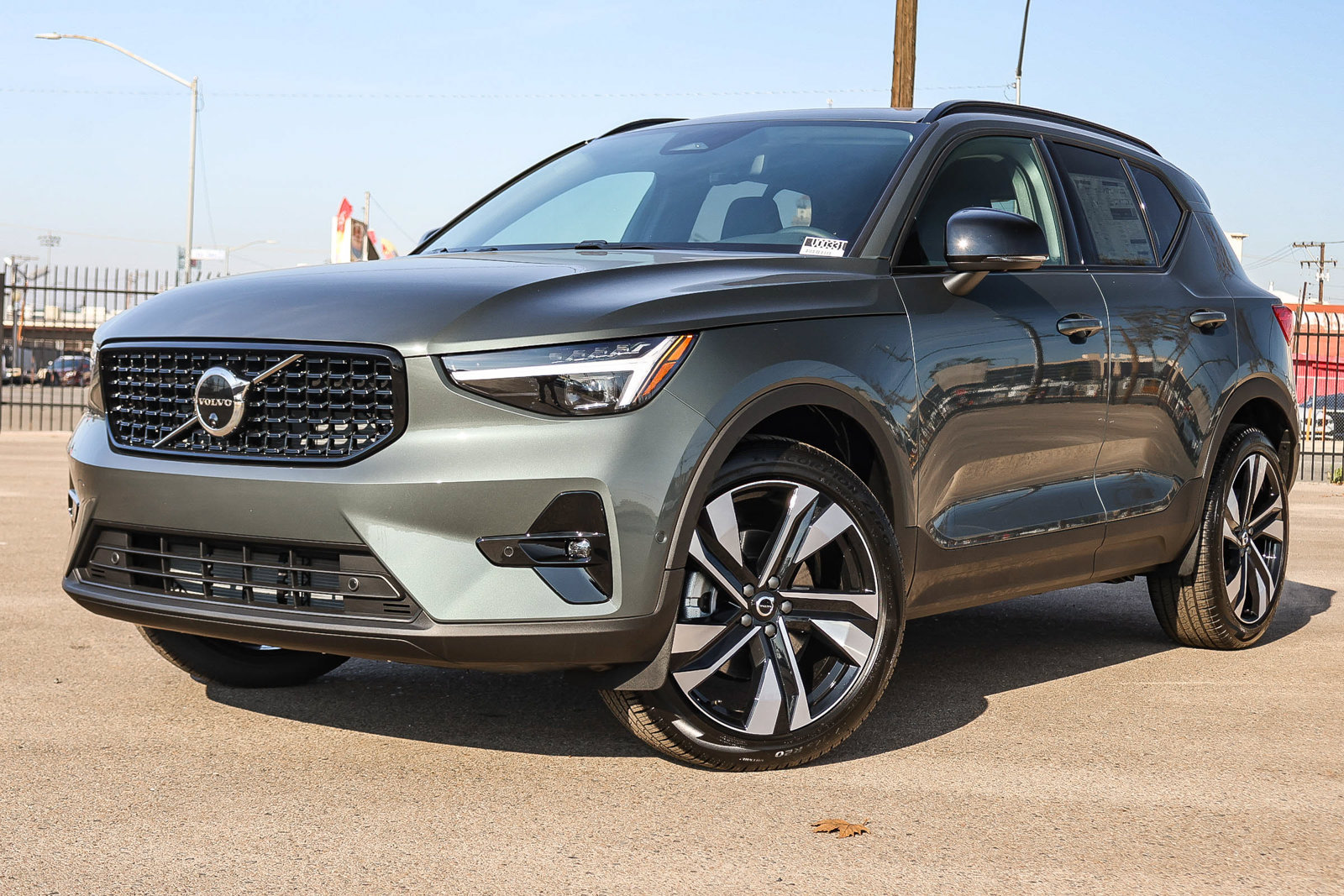 Used 2026 Volvo XC40 B4 Plus w/ Climate Package FWD image 1