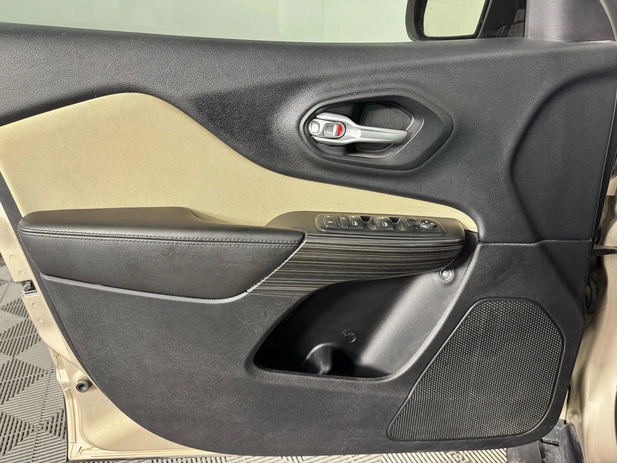 Used 2015 Jeep Cherokee Sport image 33