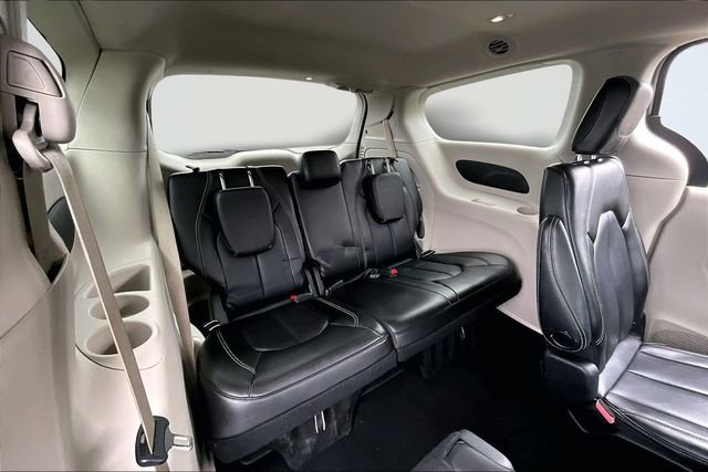 Used 2023 Chrysler Pacifica Touring-L image 23