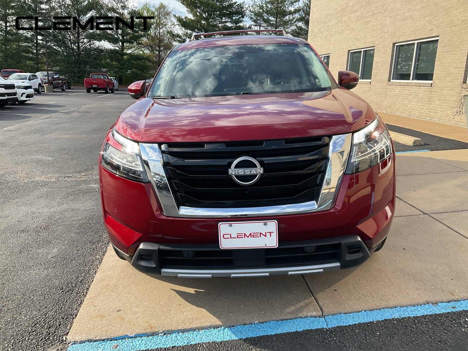 Used 2024 Nissan Pathfinder SL FWD image 3