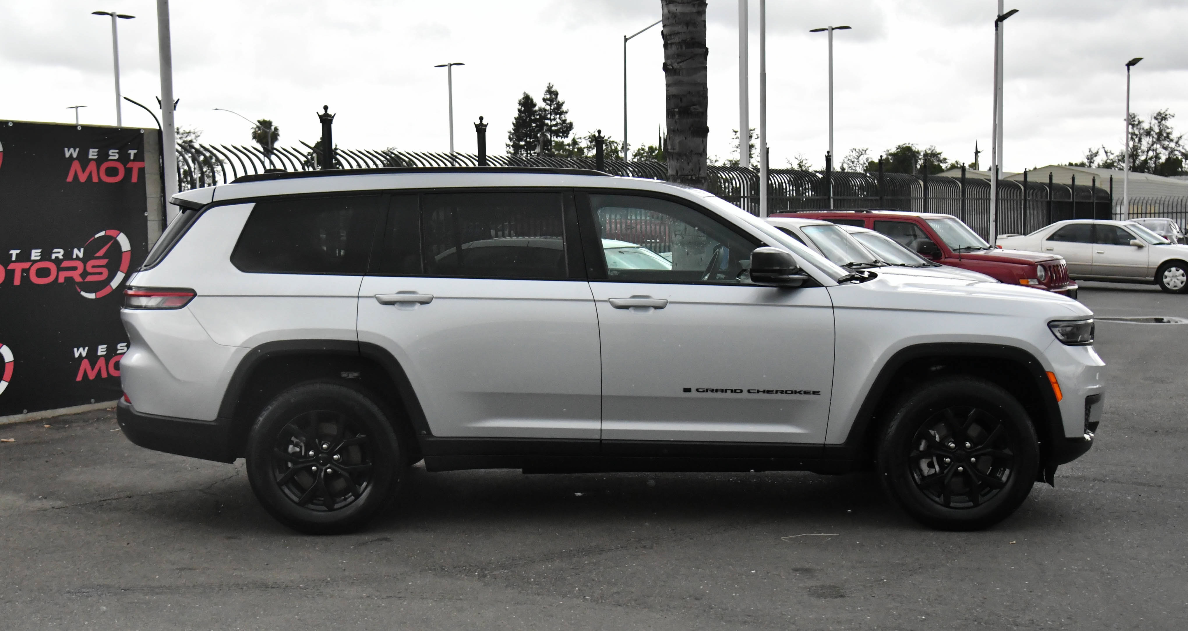 Used 2024 Jeep Grand Cherokee L Laredo AWD/4WD image 9