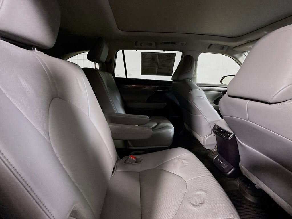 Certified 2025 Toyota Highlander Platinum AWD/4WD image 29