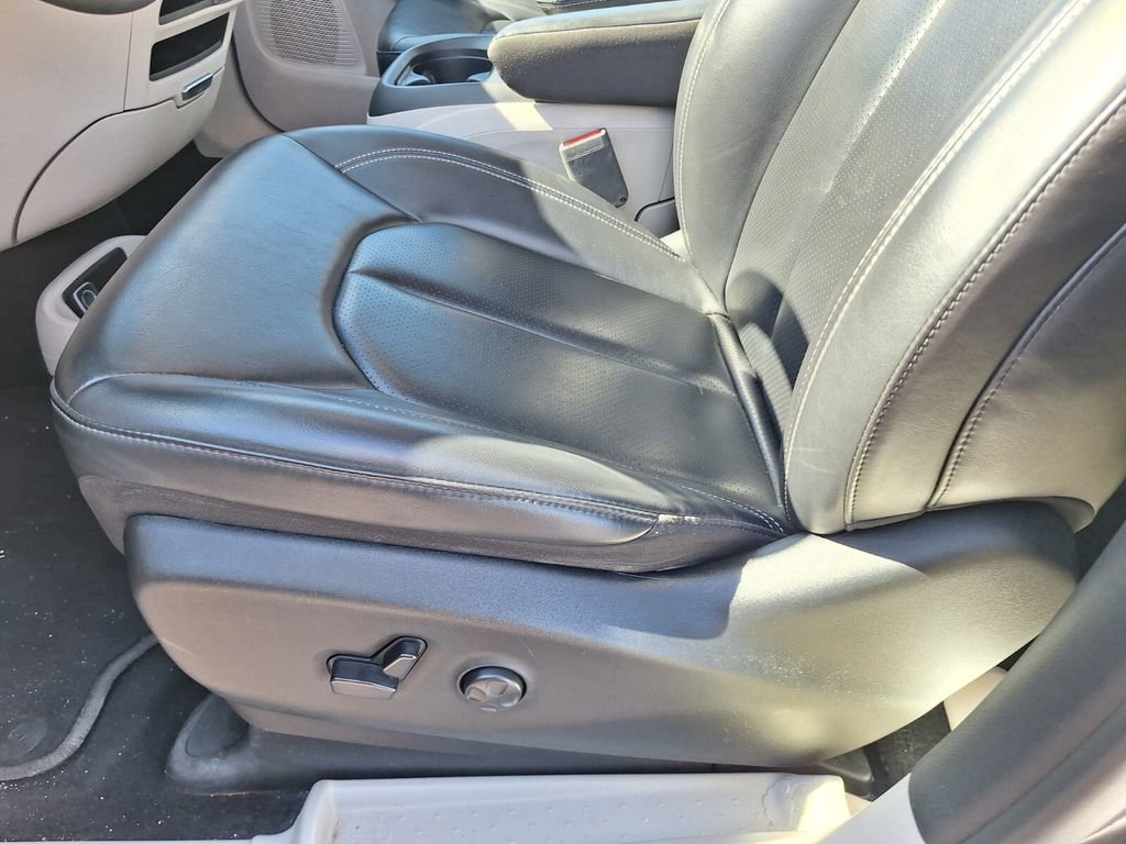 Used 2023 Chrysler Pacifica Touring-L image 29