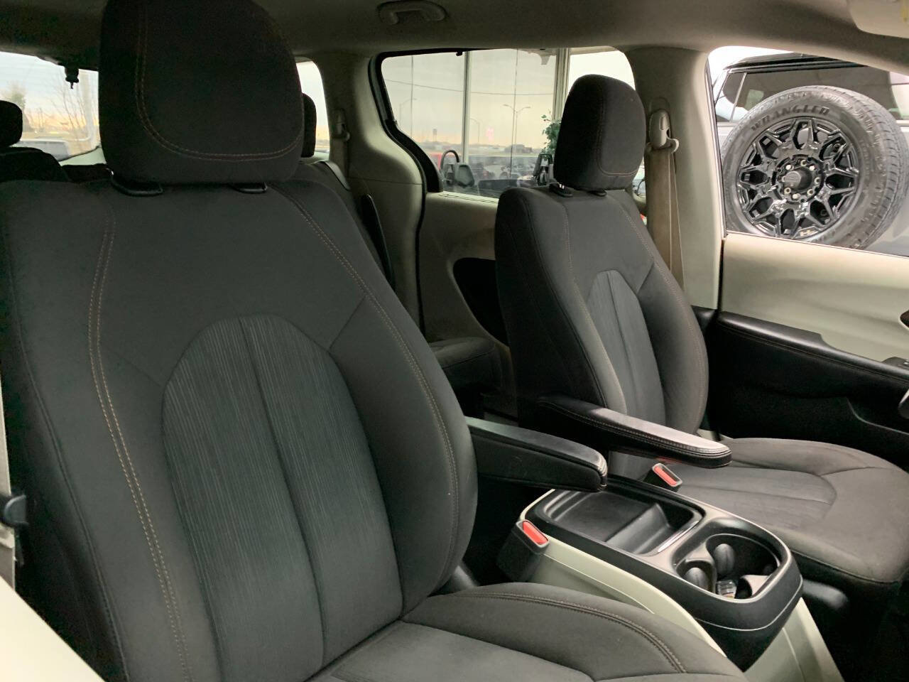 Used 2018 Chrysler Pacifica Touring Plus image 21