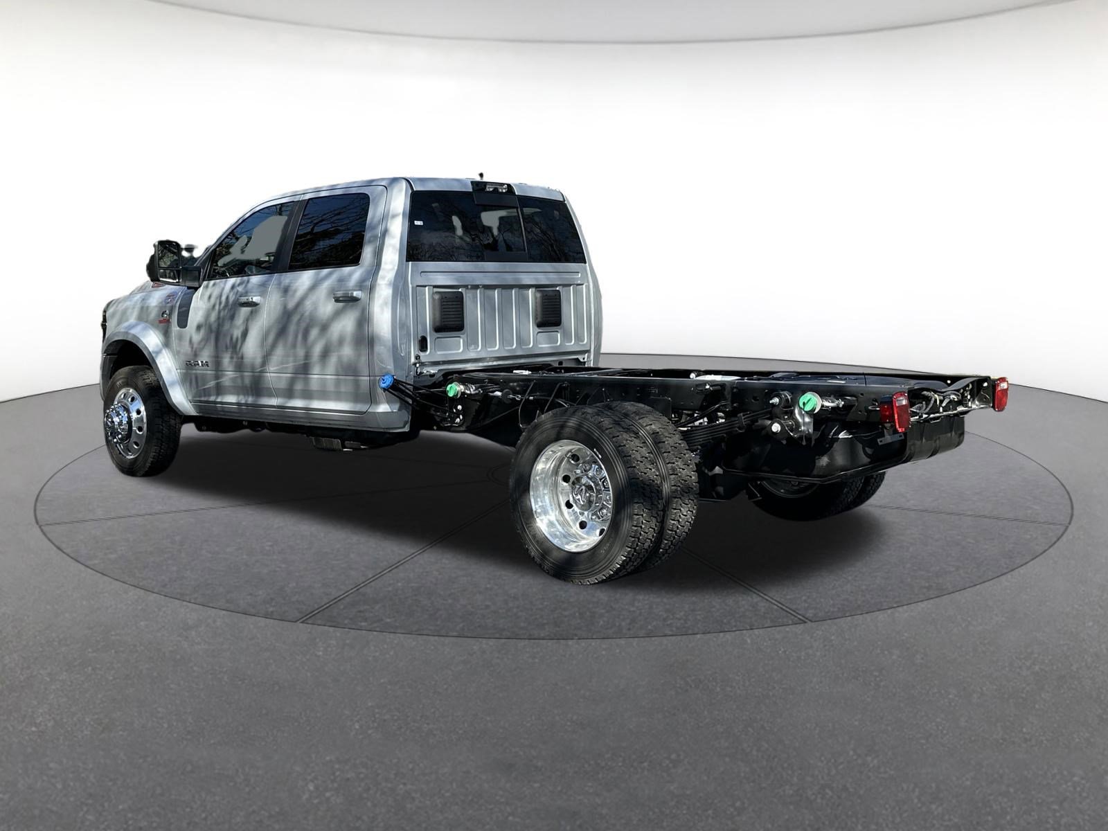 New 2026 RAM 4500 4x4 Crew Cab DRW w/ Laramie Trim Package image 3