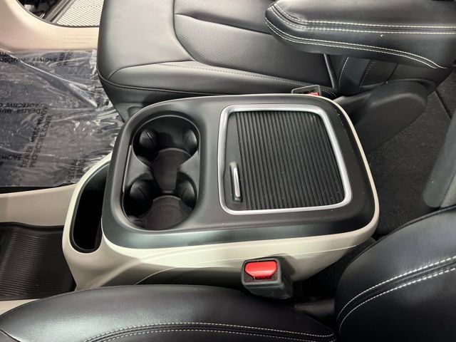Used 2024 Chrysler Pacifica Touring-L FWD image 31