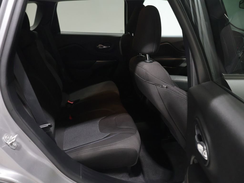 Used 2019 Jeep Cherokee Latitude w/ Popular Appearance Group image 20