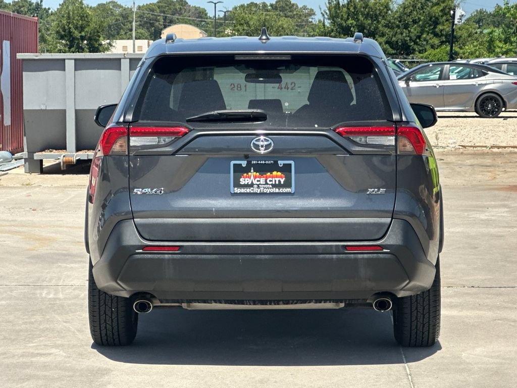 Used 2021 Toyota RAV4 XLE w/ Convenience Package FWD image 5