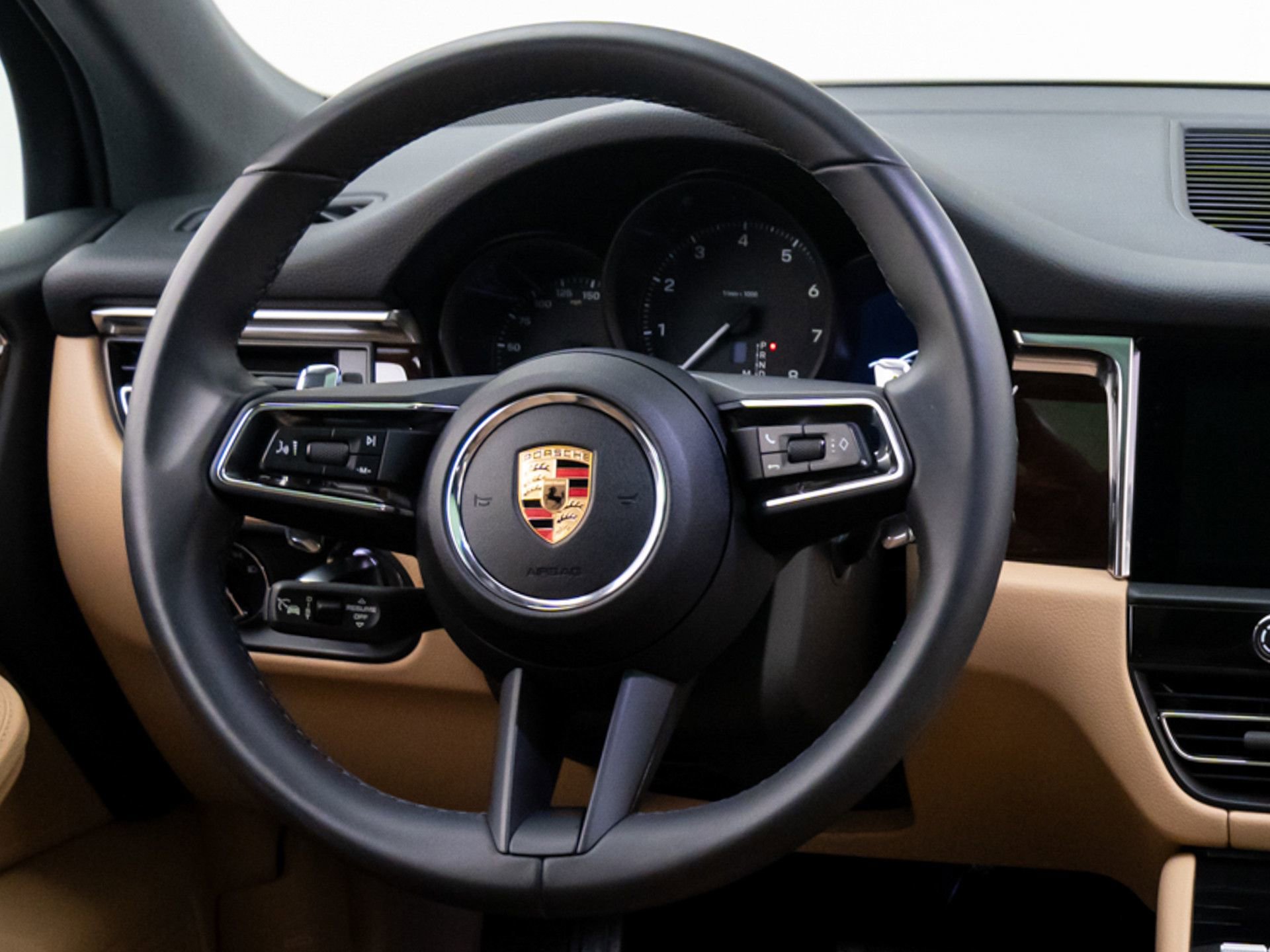 Certified 2025 Porsche Macan image 12