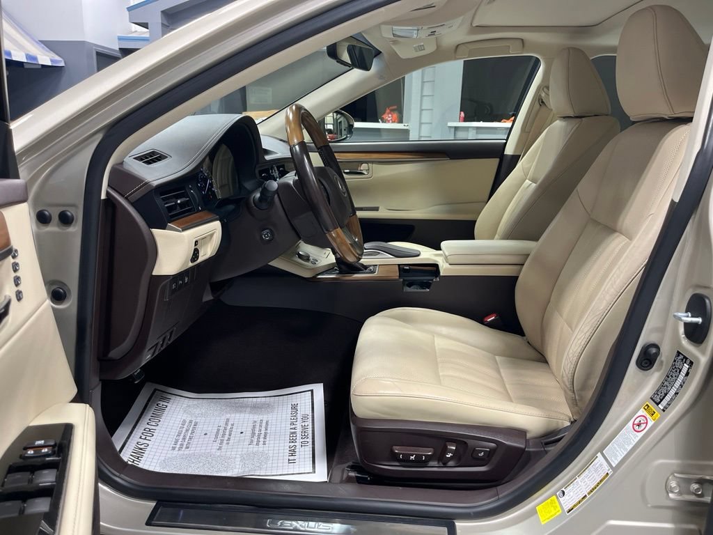 Used 2017 Lexus ES 300h w/ Luxury Package FWD image 15