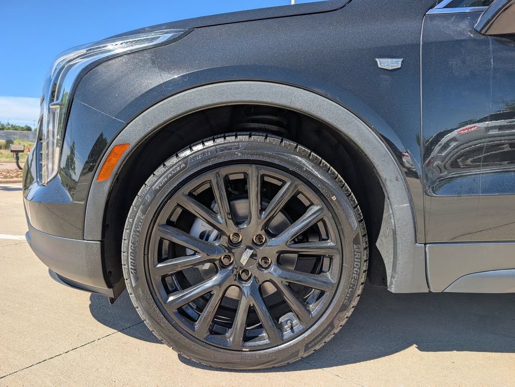 Used 2023 Cadillac XT4 Luxury w/ LPO, Onyx Lite Package AWD/4WD image 9