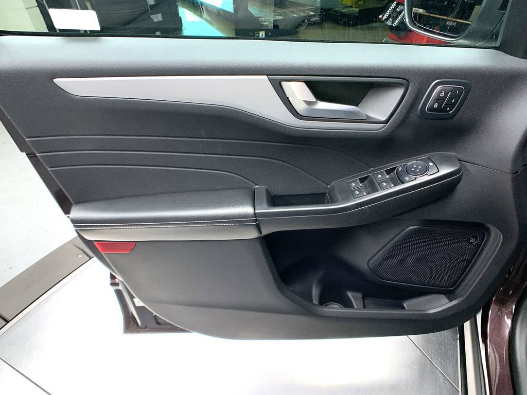 New 2023 Ford Escape SE w/ PHEV Premium Package FWD image 16