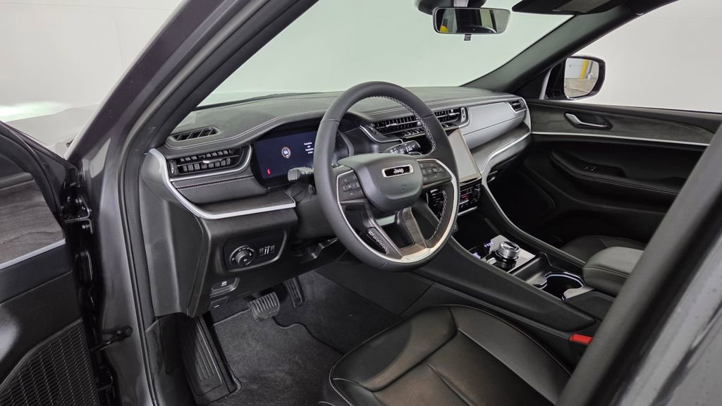 New 2025 Jeep Grand Cherokee Limited w/ Black Appearance Package image 14