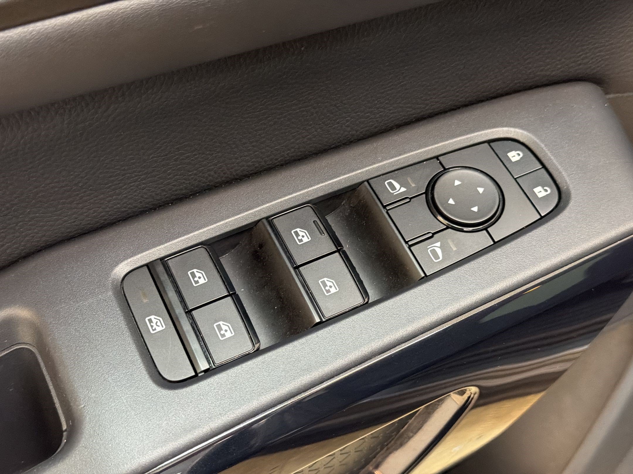 Used 2025 Nissan Pathfinder SV AWD/4WD image 15