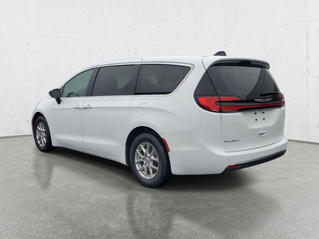 Used 2024 Chrysler Pacifica Touring-L image 5