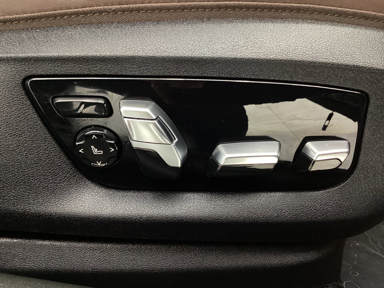 Used 2019 BMW 540i xDrive w/ Convenience Package image 40