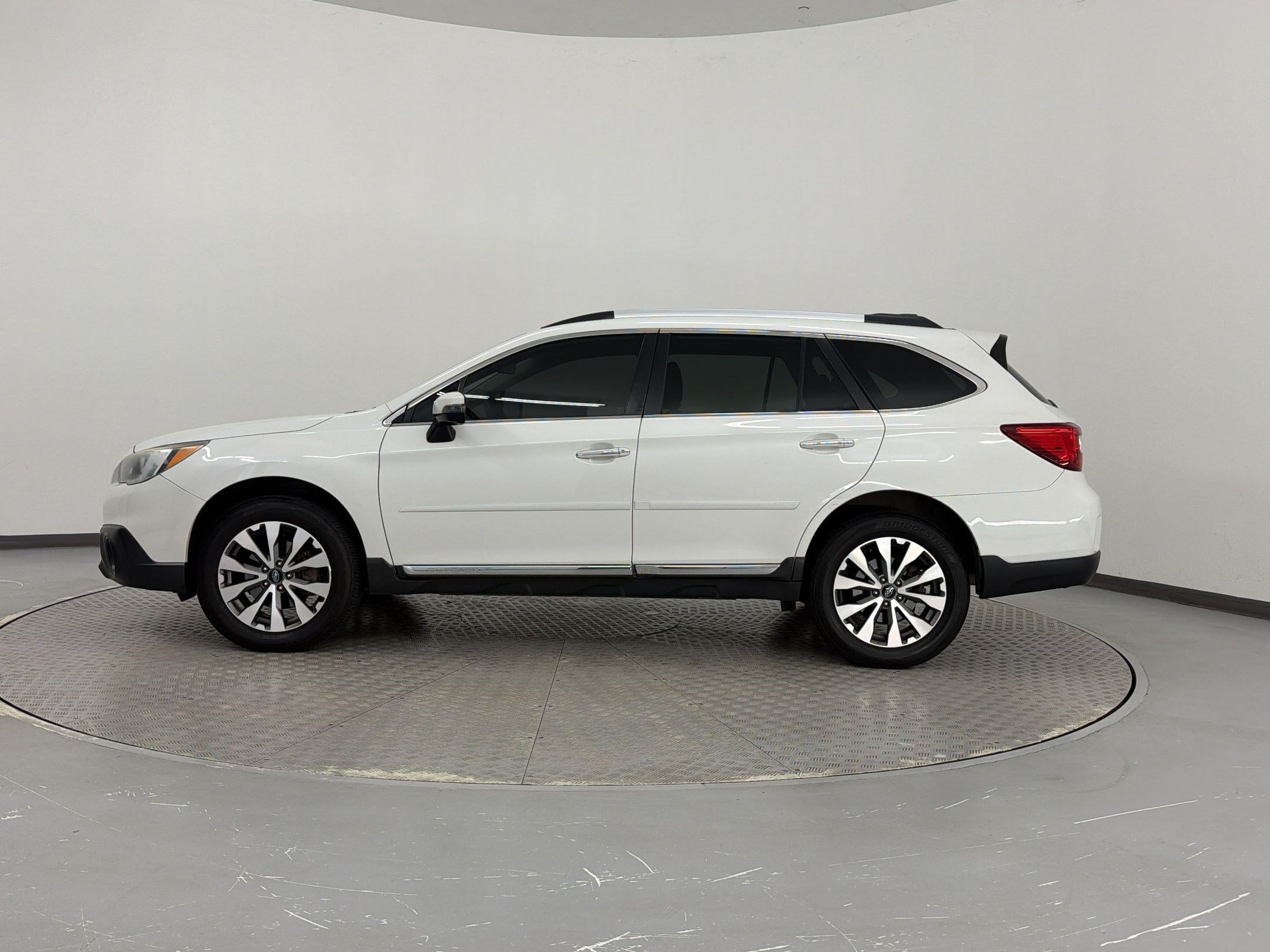 Used 2017 Subaru Outback 3.6R Touring AWD/4WD image 2