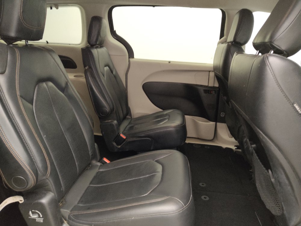 Used 2019 Chrysler Pacifica Touring-L FWD image 19