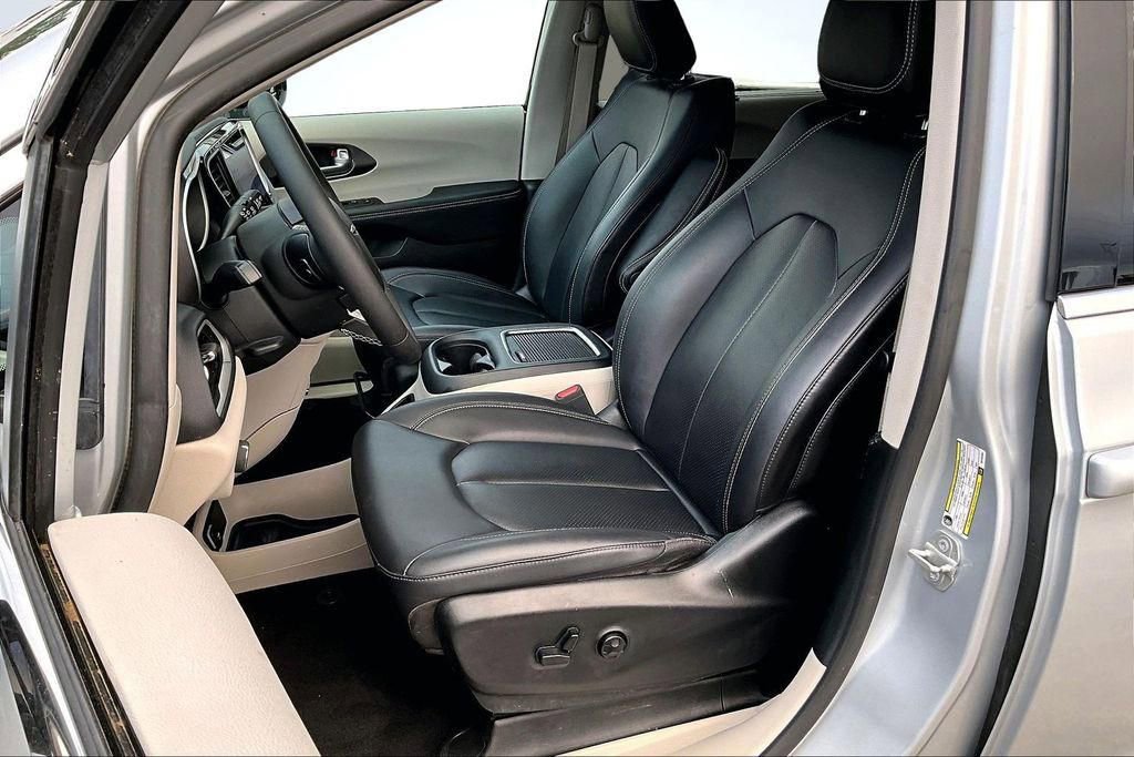 Used 2024 Chrysler Pacifica Touring-L image 25