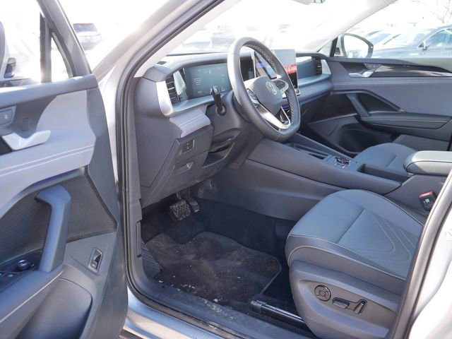 Used 2025 Volkswagen Tiguan SE image 12