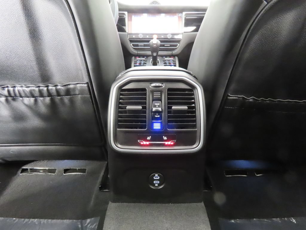 Certified 2026 Porsche Macan AWD/4WD image 32