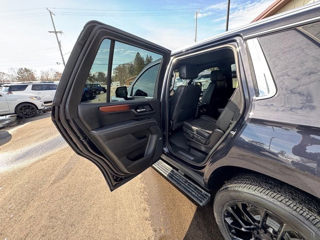 Used 2025 GMC Yukon Denali w/ Sun & Power Step Package image 51