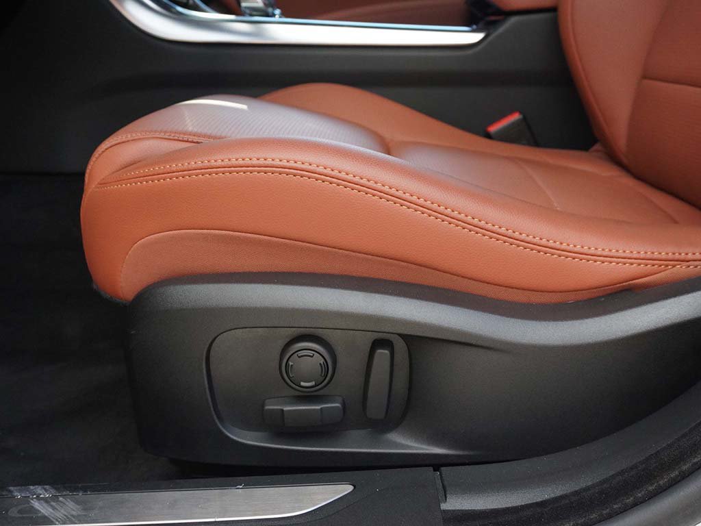 Used 2024 Jaguar XF R-Dynamic SE RWD image 31