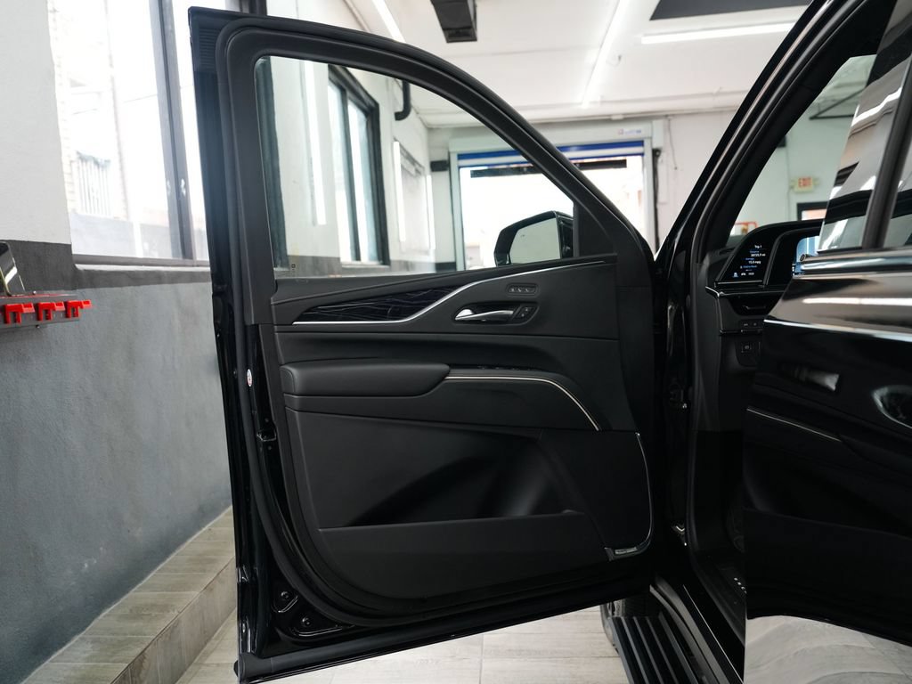 Used 2023 Cadillac Escalade ESV Sport w/ LPO, ONYX Package AWD/4WD image 10