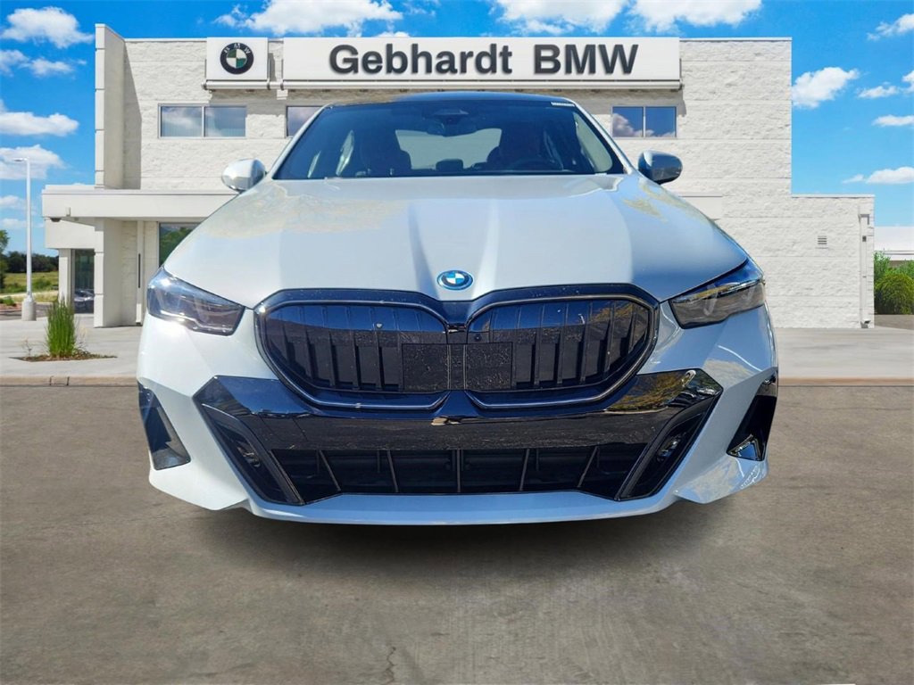 New 2026 BMW 550e xDrive w/ Premium Package image 2