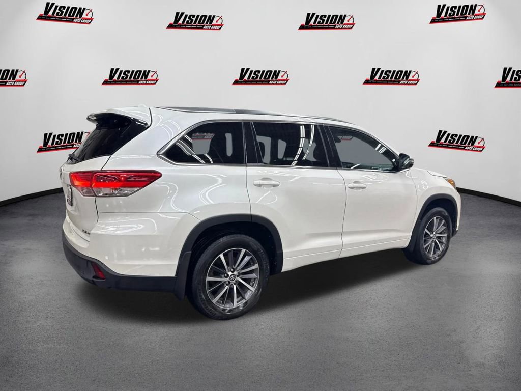 Used 2017 Toyota Highlander XLE w/ Carpet Mat Package image 5