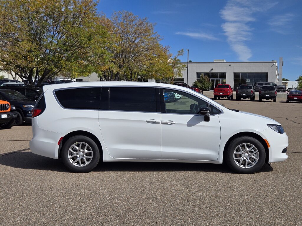 New 2027 Chrysler Pacifica LX FWD image 2