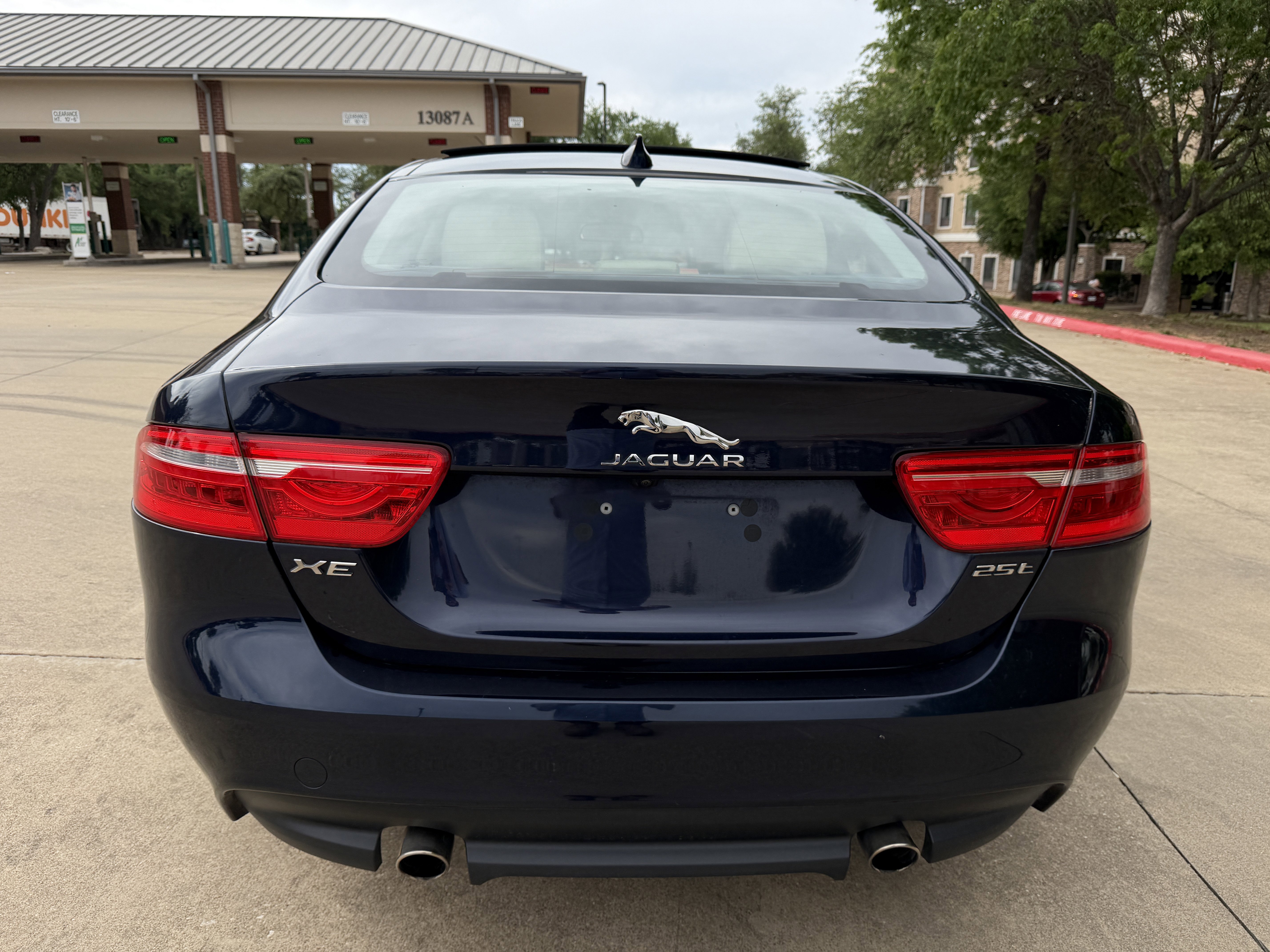 Used 2018 Jaguar XE image 6