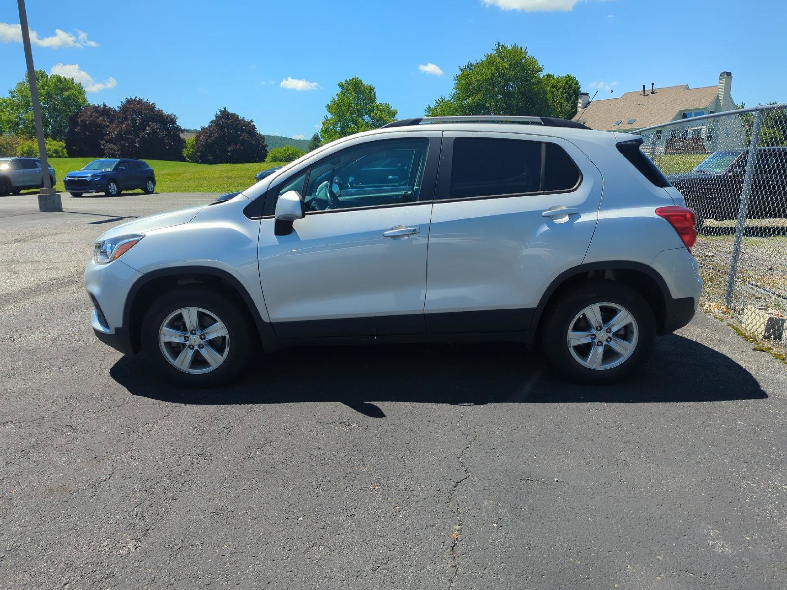 Used 2022 Chevrolet Trax LT w/ LT Convenience Package AWD/4WD image 4